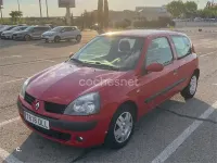 Usado Renault Clio II 60 CV (44 kW) 2004 Rojo Berlina