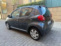 Usado Toyota Aygo 68 CV (50 kW) 2006 Azul Utilitario