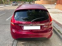 Usado Ford Fiesta Titanium 70 CV (51 kW) 2011 Granate Utilitario