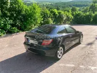 Usado Mercedes C200 122 CV (89 kW) 2006 Azul Berlina