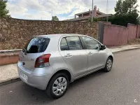 Usado Toyota Yaris 69 CV (50 kW) 2010 Gris / plata Utilitario
