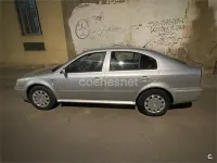 Usado Skoda Octavia Ambiente 90 CV (66 kW) 2003 Gris / plata Berlina