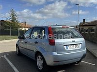 Usado Ford Fiesta Ghia 80 CV (58 kW) 2005 Azul Utilitario