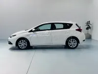 Usado Toyota Auris Hybrid Active 136 CV (100 kW) 2016 Blanco Berlina