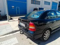 Usado Opel Astra Edition 100 CV (73 kW) 2003 Negro Berlina