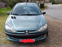 Usado Peugeot 206 70 CV (51 kW) 2000 Verde Berlina