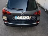 Usado Opel Astra Excellence 136 CV (100 kW) 2014 Negro Familiar