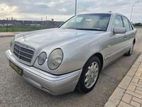Usado Mercedes E300 Elegance 177 CV (130 kW) 1999 Gris Berlina