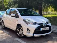 Usado Toyota Yaris Hybrid Active 100 CV (73 kW) 2016 Blanco Berlina