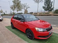 Usado Skoda Fabia Active 75 CV (55 kW) 2015 Granate Utilitario