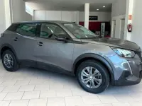 Usado Peugeot 2008 Active 110 CV (80 kW) 2022 Gris SUV