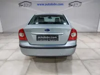 Usado Ford Focus Ghia 100 CV (73 kW) 2005 Azul Berlina