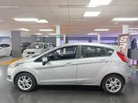Usado Ford Fiesta Trend 82 CV (60 kW) 2016 Gris / plata Utilitario