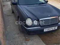 Usado Mercedes E240 Avantgarde 170 CV (125 kW) 1998 Azul Berlina