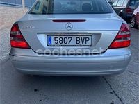 Usado Mercedes E240 Elegance 170 CV (125 kW) 2002 Gris / plata Berlina