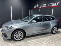 Usado BMW 118 Comfort Edition 136 CV (100 kW) 2022 Gris / plata Utilitario