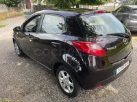 Usado Mazda 2 Active 68 CV (50 kW) 2008 Granate Utilitario