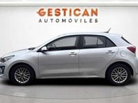 Usado Kia Rio 101 CV (74 kW) 2023 Plateado Berlina