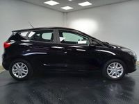 Usado Ford Fiesta Trend 101 CV (74 kW) 2018 Negro Berlina