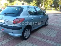 Usado Peugeot 206 70 CV (51 kW) 2004 Azul Berlina