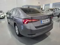 Usado Skoda Octavia Ambition 131 CV (96 kW) 2022 Gris Utilitario