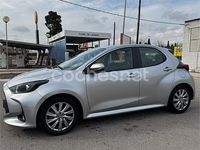 Usado Toyota Yaris Hybrid Active 116 CV (85 kW) 2022 Gris / plata Berlina