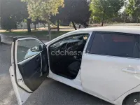 Usado Toyota Auris Active 124 CV (91 kW) 2014 Blanco Berlina