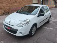 Usado Renault Clio III Collection 75 CV (55 kW) 2013 Blanco Berlina