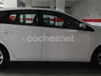 Usado Toyota Auris Active 90 CV (66 kW) 2015 Blanco Berlina