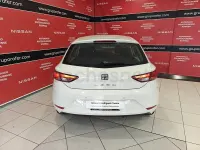 Usado Seat Leon Style 130 CV (95 kW) 2018 Blanco Familiar