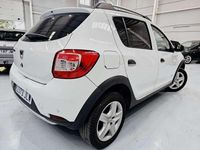 Usado Dacia Sandero Stepway Ambiance 90 CV (66 kW) 2016 Blanco Utilitario