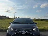 Usado Toyota Yaris Hybrid Advance 100 CV (73 kW) 2017 Gris / plata Berlina