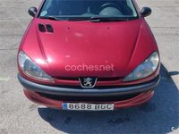 Usado Peugeot 206 75 CV (55 kW) 2001 Granate Berlina