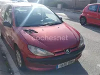 Usado Peugeot 206 75 CV (55 kW) 2002 Rojo Berlina