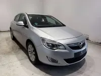 Usado Opel Astra Cosmo 140 CV (102 kW) 2010 Plateado Utilitario