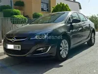 Usado Opel Astra Excellence 130 CV (95 kW) 2014 Gris / plata Berlina