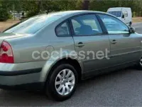 Usado VW Passat Conceptline 100 CV (73 kW) 2002 Gris / plata Berlina