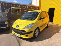 Usado Peugeot 1007 90 CV (66 kW) 2005 Amarillo Monovolumen