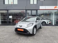 Usado Toyota Aygo X 72 CV (52 kW) 2023 Gris / plata SUV