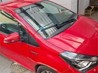Usado Toyota Yaris Hybrid Active 100 CV (73 kW) 2019 Rojo Berlina