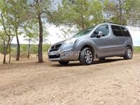 Usado Peugeot Partner Tepee Outdoor 120 CV (88 kW) 2016 Gris / plata Monovolumen