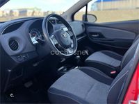 Usado Toyota Yaris Hybrid Active 100 CV (73 kW) 2015 Rojo Berlina