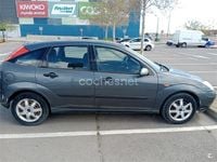 Usado Ford Focus Trend 100 CV (73 kW) 2003 Gris / plata Berlina