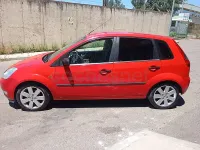 Usado Ford Fiesta Trend 68 CV (50 kW) 2004 Rojo Utilitario
