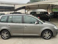 Usado VW Touran Highline 140 CV (102 kW) 2008 Gris / plata Monovolumen