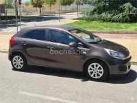 Usado Kia Rio 85 CV (62 kW) 2013 Marrón Berlina