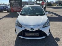 Usado Toyota Yaris Hybrid Active 99 CV (72 kW) 2021 Blanco Utilitario