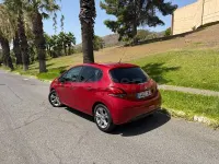 Usado Peugeot 208 Active 82 CV (60 kW) 2015 Granate Utilitario