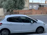 Usado Peugeot 208 Allure 82 CV (60 kW) 2016 Blanco Utilitario