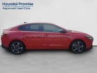 Usado Hyundai i30 N Line 120 CV (88 kW) 2022 Rojo Berlina